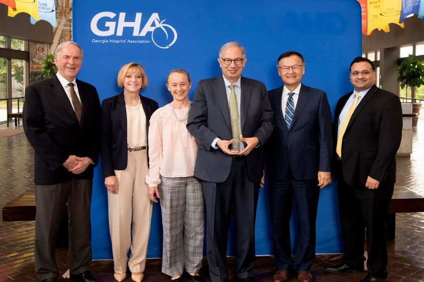 dr carlos del rio with emory peers accepting gha lifetime achievement award